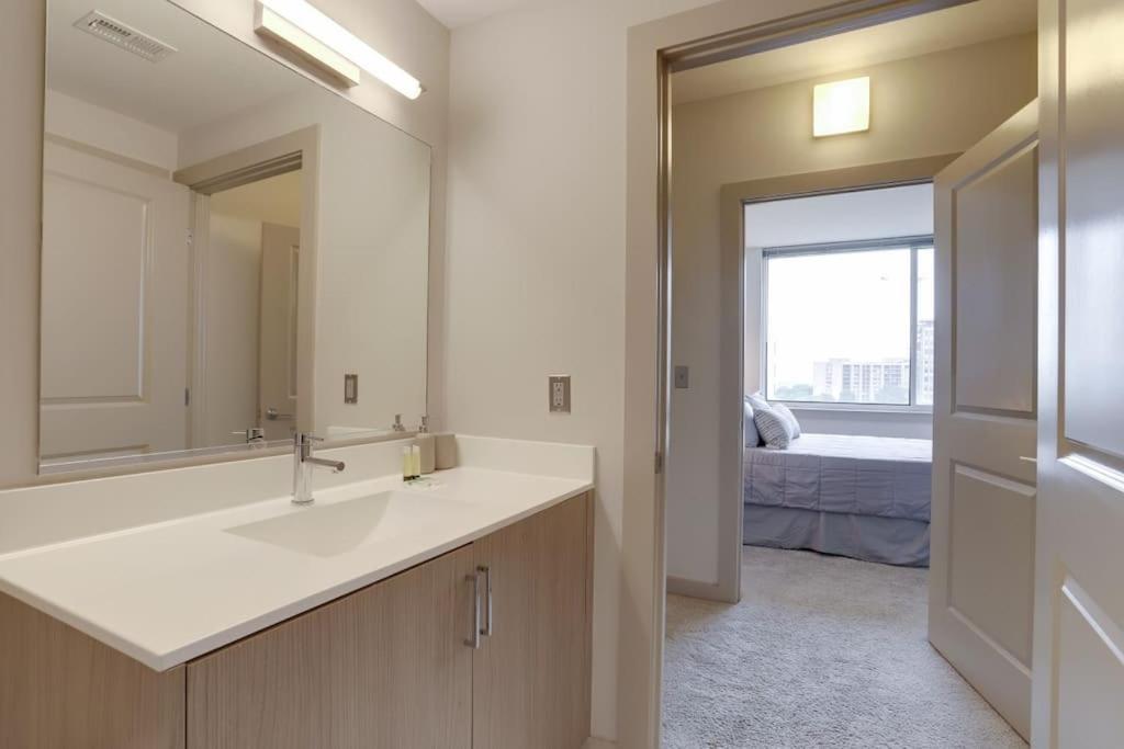 Wonderful 2Br Apartment At Crystal City Arlington Bagian luar foto